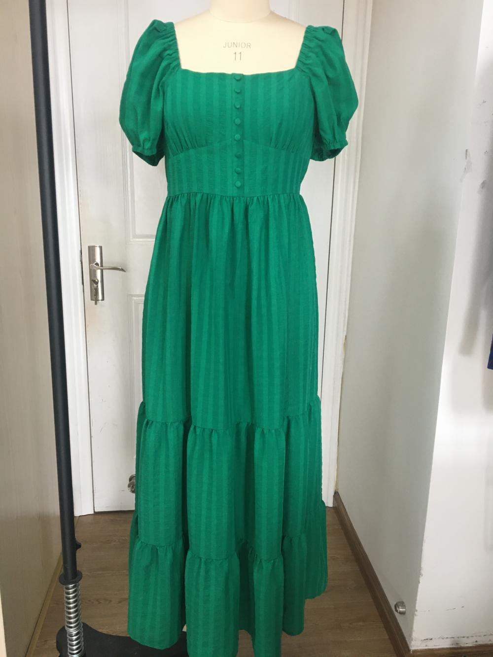 Vestido feminino verde com babado em camadas