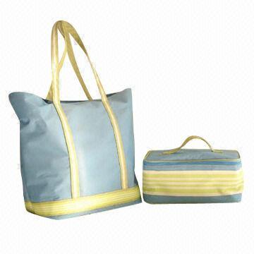 Tas pantai dalam desain modis, terbuat dari kanvas, awet digunakan, tersedia dalam berbagai warna