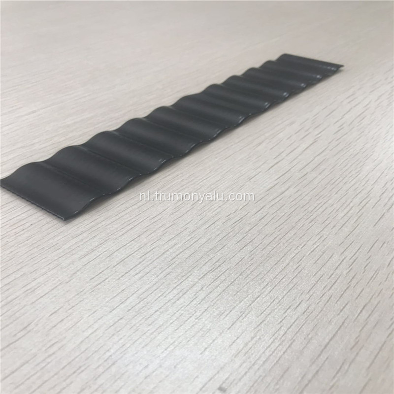 Zwarte kronkelige buis voor cilindrische batterijcellen