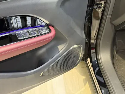 Luxury Plug In Hybrid SUV with Advanced Technology