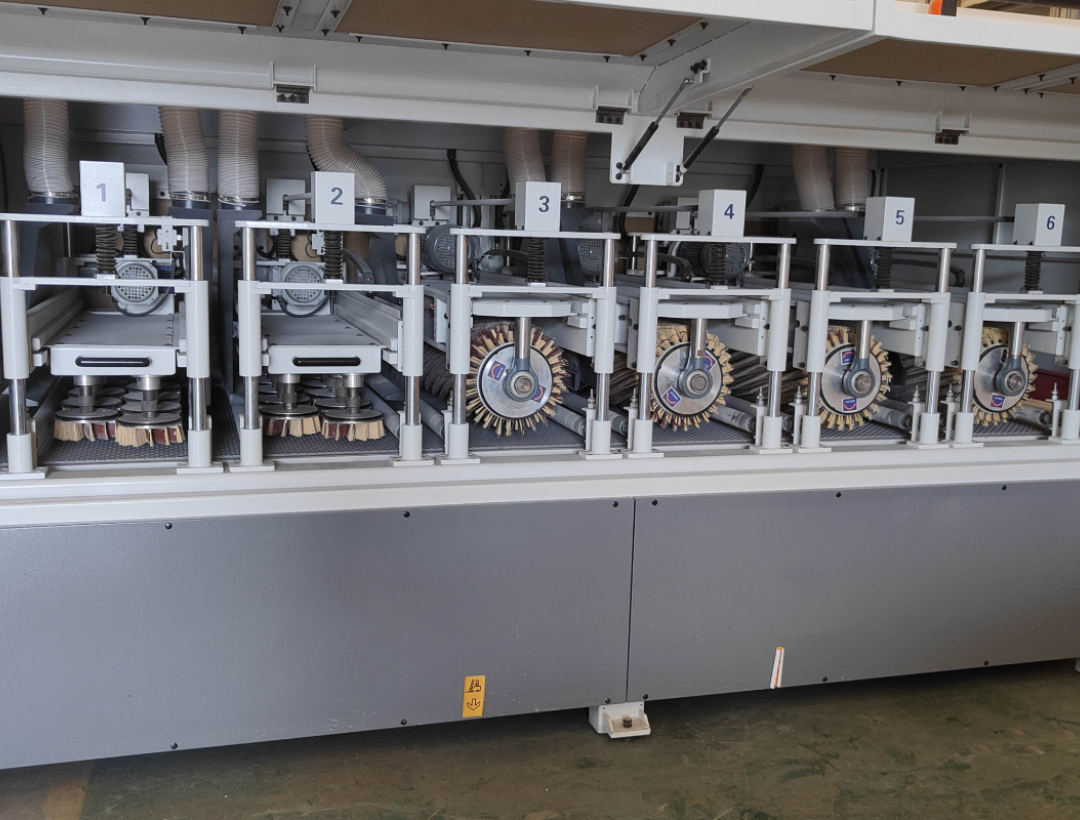 Special shape wood plates sanding machine with primer