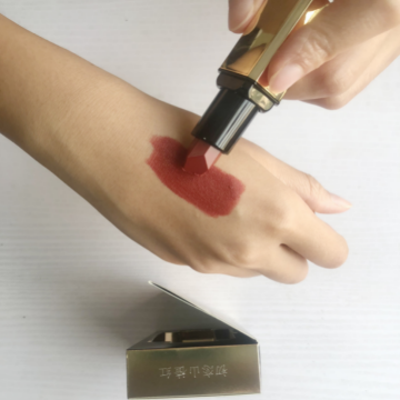 Lipstick maka ụda akpụkpọ ahụ gbara ọchịchịrị