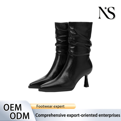 Botas femininas de couro preto franzido