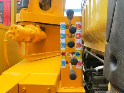 Sino Truck Cdw 6.3tons Truck Mounted Crane for Sale