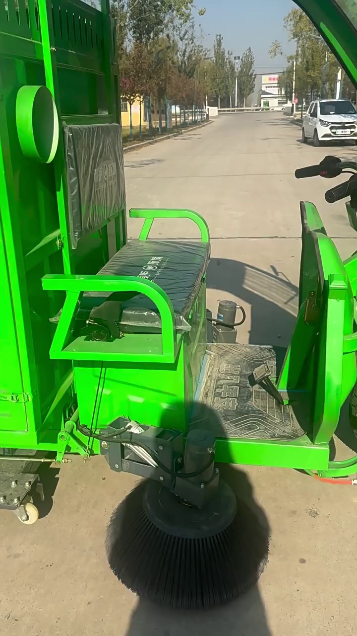 Portable EV Leaf Collector for Pavement Cleaning