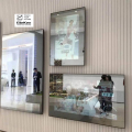 Publicidad de espejo de televisión montada en la pared con cuerda humana