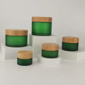 Jarra de vidro cosmético verde fosco com tampa de bambu