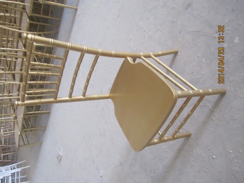 Cadeira de Tiffany Joaquim indústria madeira