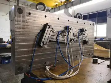 Large Hot Runner Mold Making