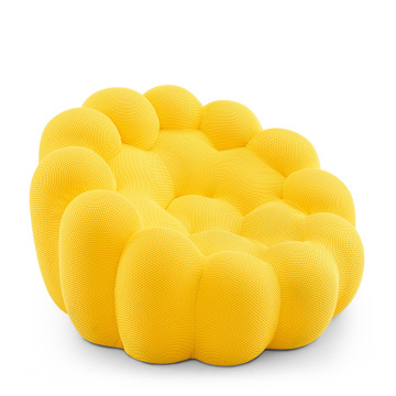 Cadeira de lounge amarelo na sala de estar