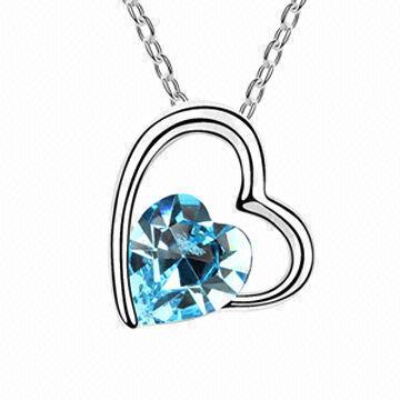 Heart-shaped pendant necklace, decorated with crystal