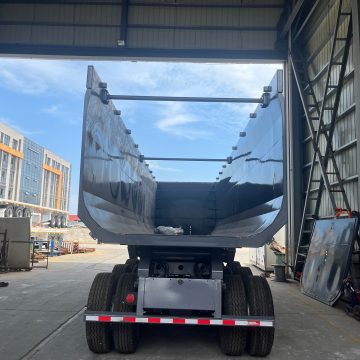 Třínápravový sklápěcí přívěs pro vysoké zatížení