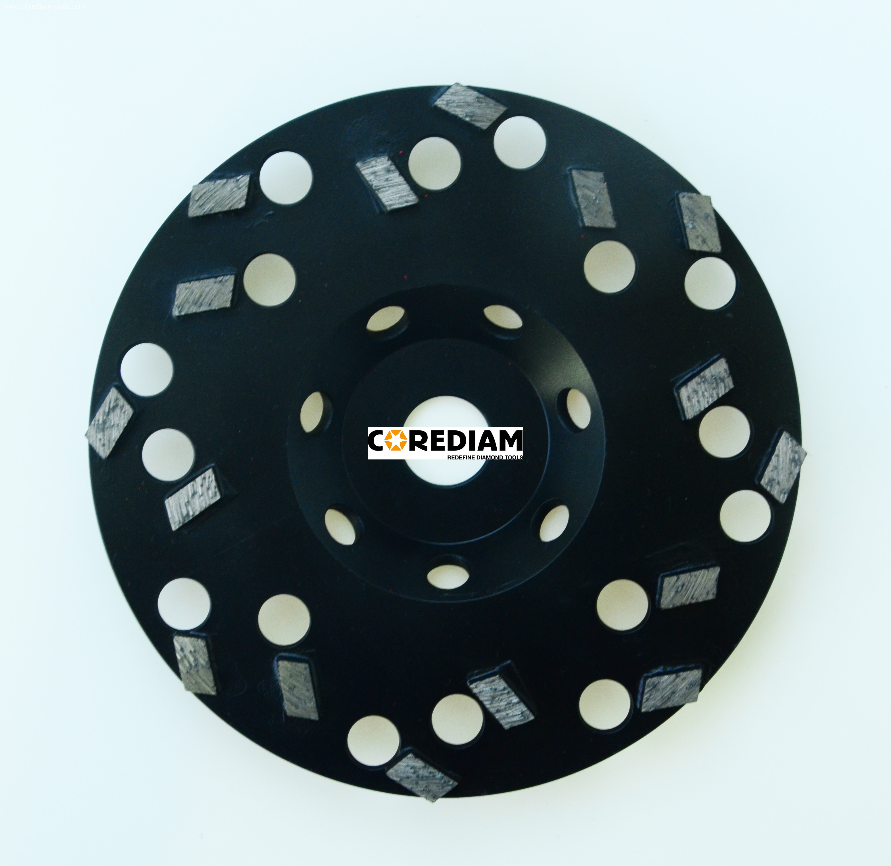 Diamond grinding disc with special segments
