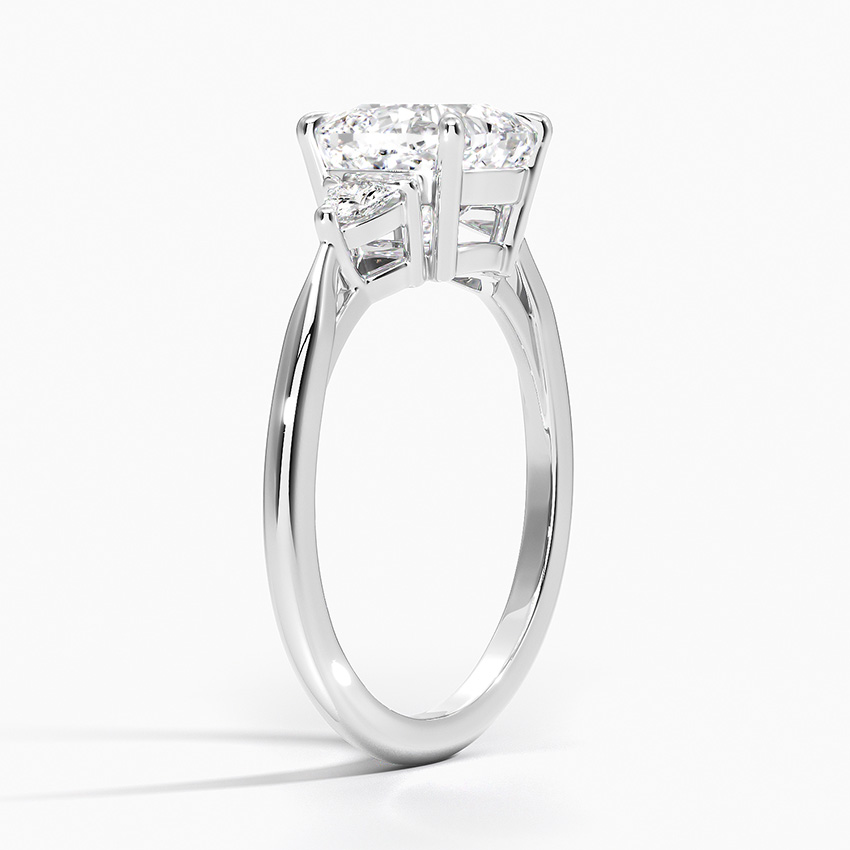 Anggulo ng profile na nagpapakita ng setting ng cathedral at claw prongs na nagse-secure ng cushion at trilyong lab grown diamonds