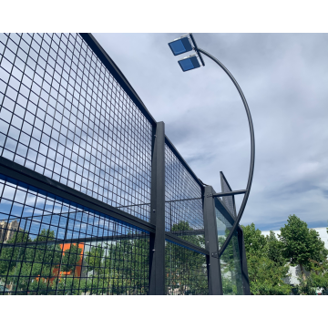 Корт для игры в падел с большими колоннами