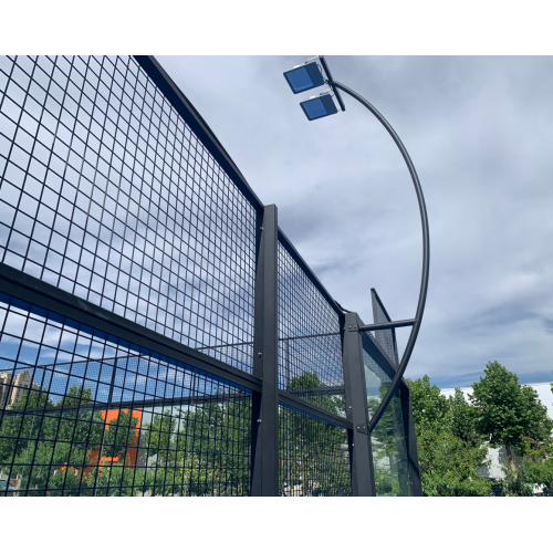 Pista de pádel de grandes pilares