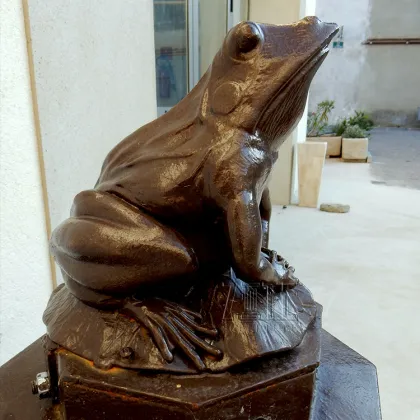 Fine Workmanship Metal Material Bronze Frog Statue Head On Lotus Leaf