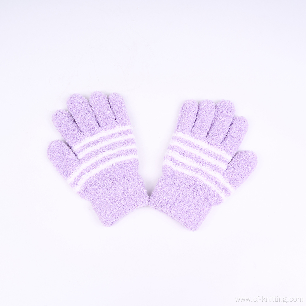 Customized knitted gloves for children