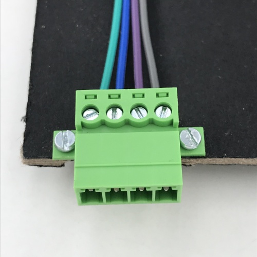 jaula de latón fijada en el conector de bloque de terminal del panel