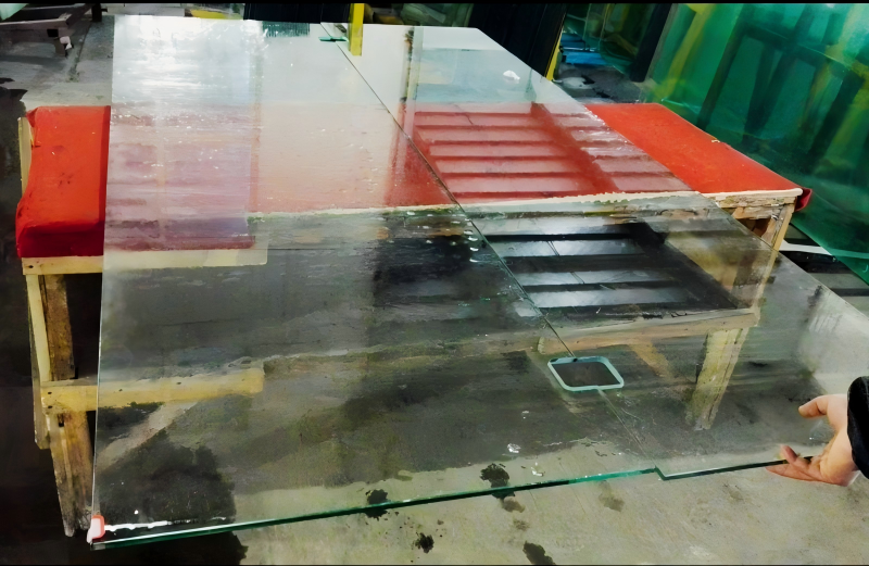 Notched transparent laminated glass