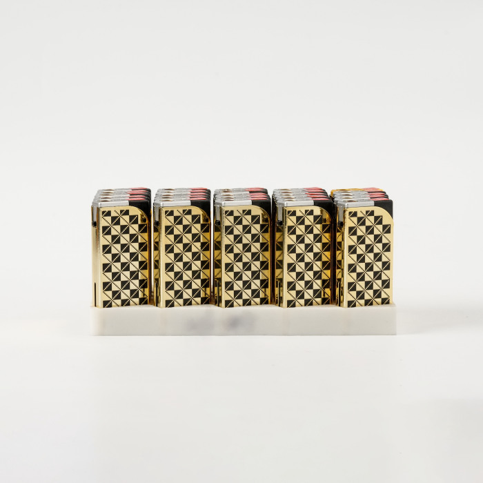 Isqueiro vintage com borda dourada e xadrez de diamantes