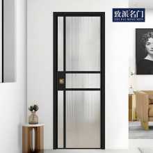 Puerta batiente de baño con puerta de cristal.