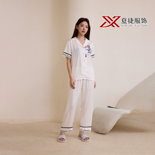 Белы атласны піжамны камплект з кветкавай вышыўкай