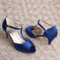 Παπούτσια για τα παπούτσια των γυναικών με μπλε σατέν