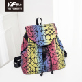 Custom wasserdichte holographische luminöse Mode geometrische Regenbogenpu Leder Outdoor wasserdichte Kinder Rucksack Outdoor Freizeit T.