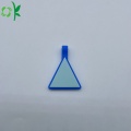 Silicone triangular pendurado no pescoço