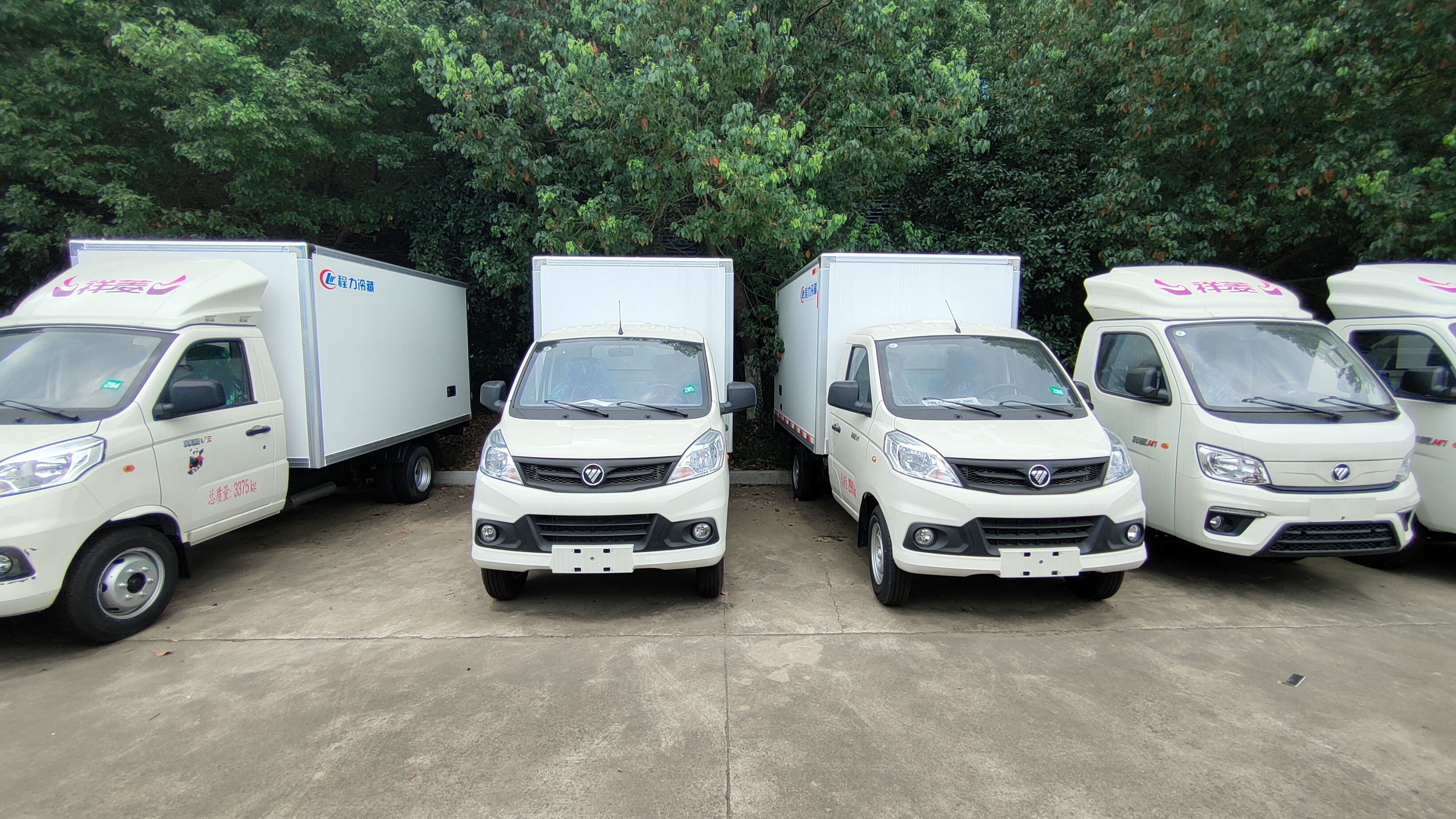 Wing Up Van Customized for Transmission Pickup