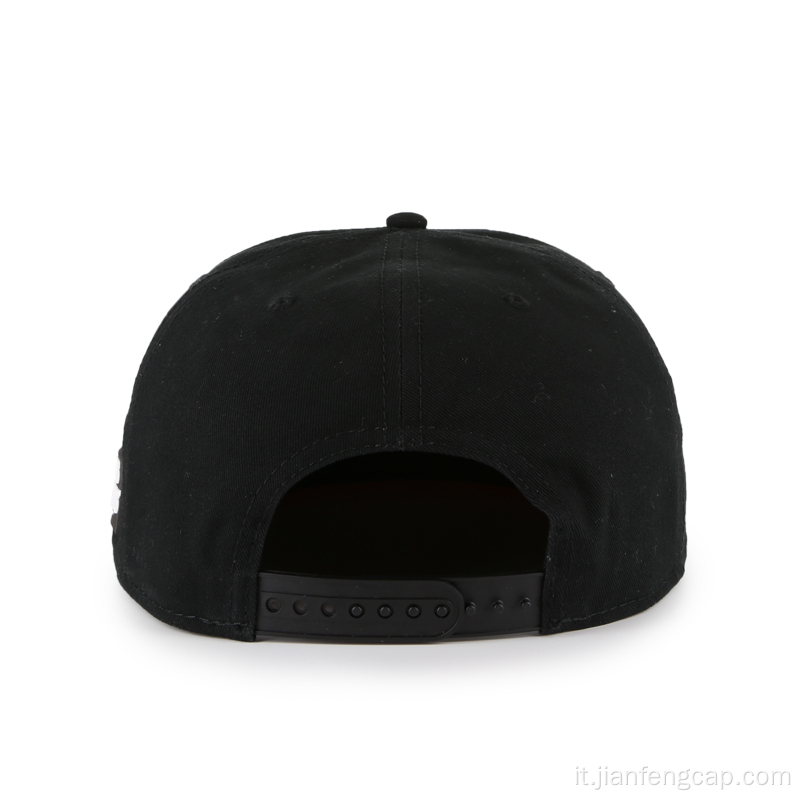 Cappellino snapback con logo in gomma dal design personalizzato