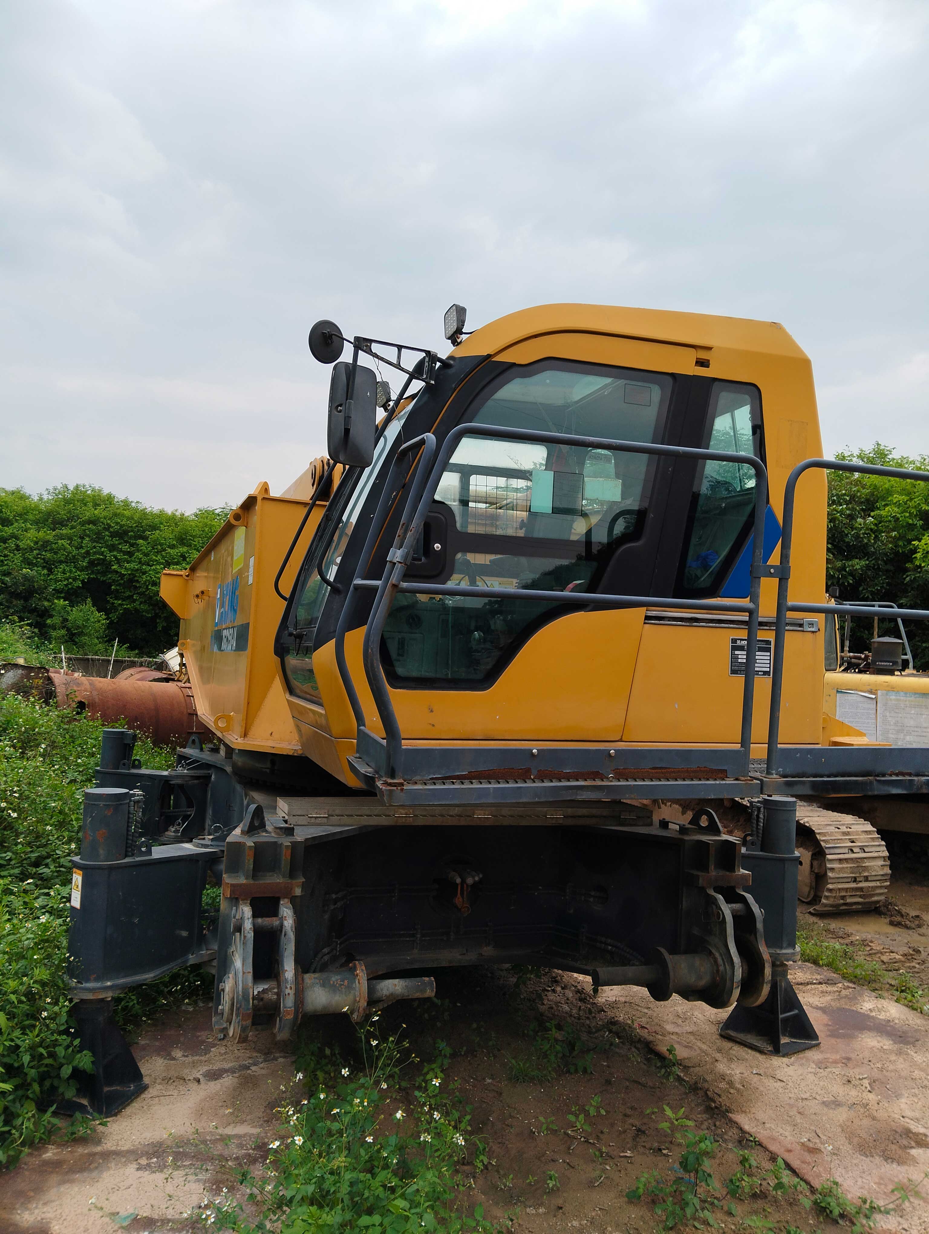 the-used-crawler-crane-cabin-xgc150 the-used-crawler-crane-cabin-xgc150