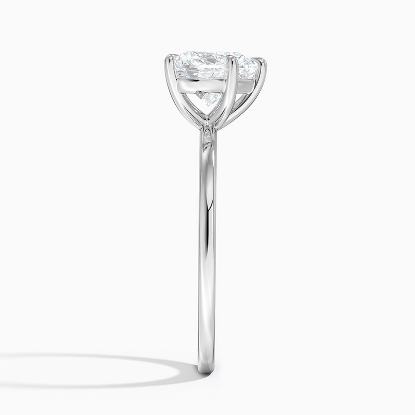 Side view ng heart shape lab diamond solitaire ring na nagpapakita ng minimalist na shank