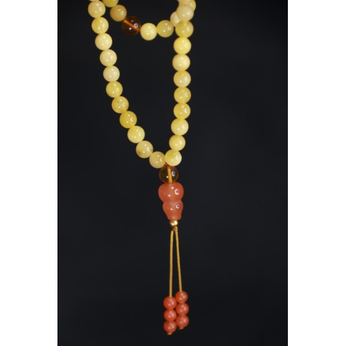 collar de cuentas amarillas