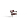 Sillón de curva elegante con asiento de cuero rojo intenso