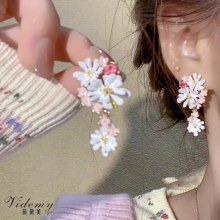 ユニークな手作りのデザインを備えたカラフルな花のイヤリング
