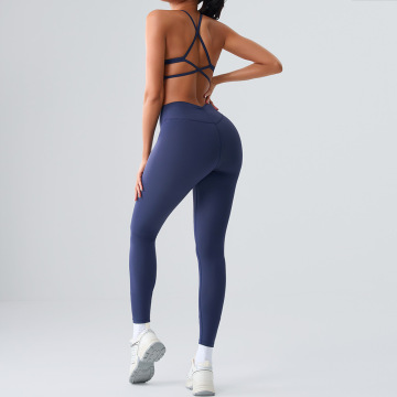 Зеленая спортивная одежда, созданная для любителей йоги и фитнеса