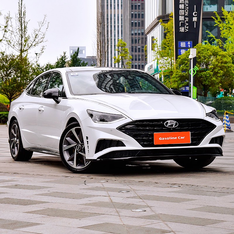 Midsize gasoline sedan hyundai sonata