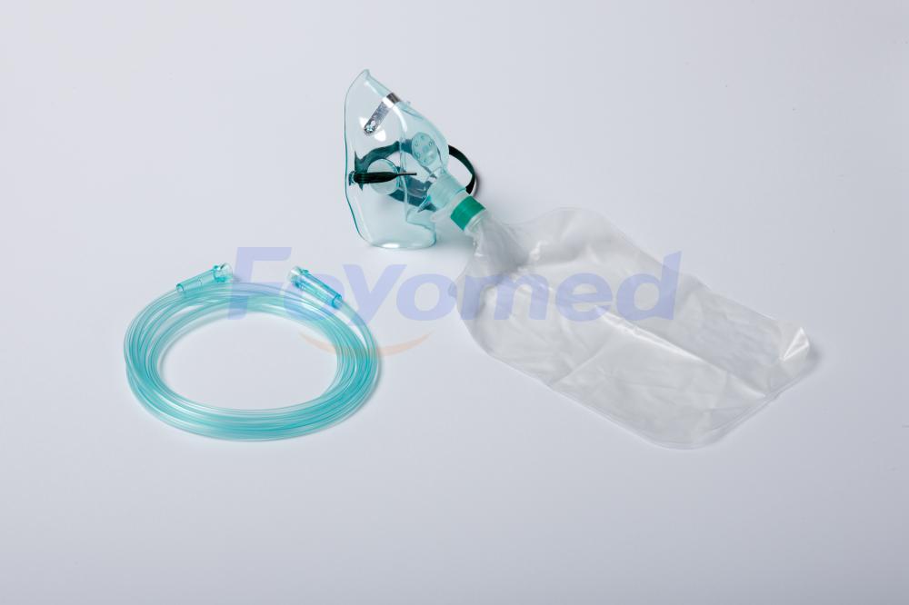 Oxygen mask with reservoir bag
