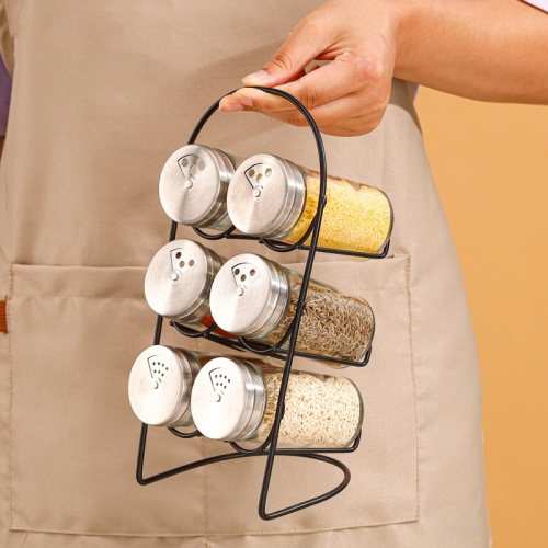 Acessórios de tempero gourmet: potes de pimenta e especiarias