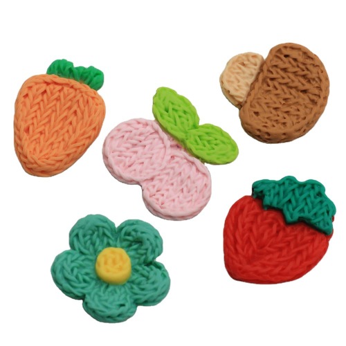 100Pcs / Lot Nette Simulation Gestrickte Blume Kirsche Strawebrry Pilz Karottenharz Flatback Cabochons Kopfbedeckungen Zubehör DIY