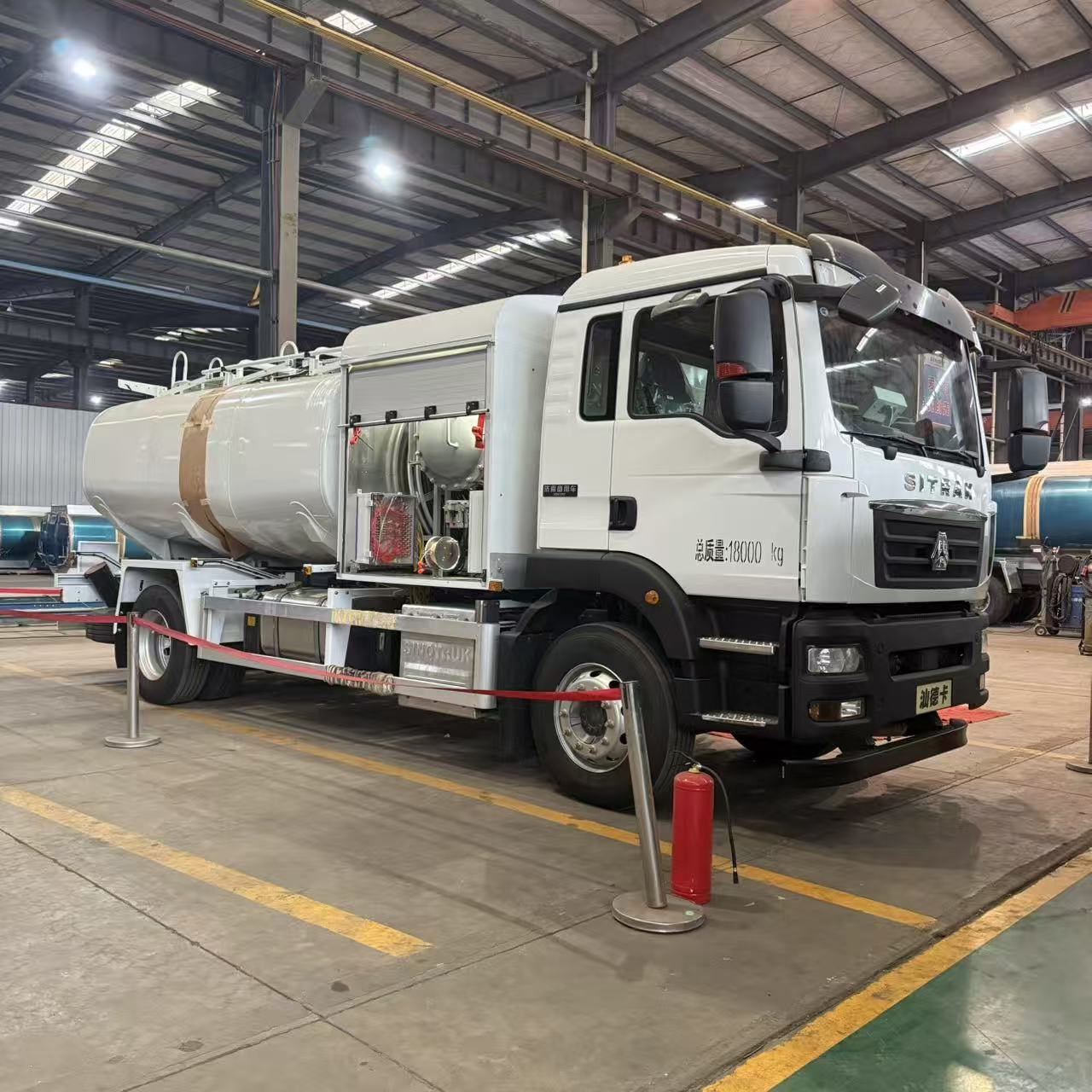 Aircraft Fueling Truck with Optimized Storage Solutions