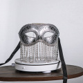 Máscara de máscaras com borla de corrente frisada