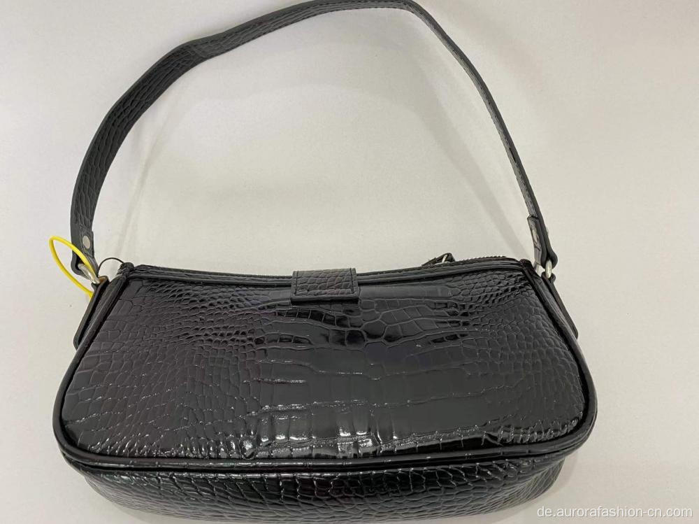 Schwarze halbmondförmige Handtasche mit Alligatormuster