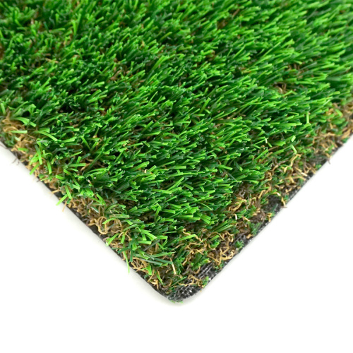 Декоративная зеленая искусственная трава на заднем дворе