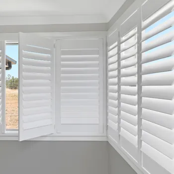Customized Adjustable White Wood Plantation Shutters for Windows and Doors