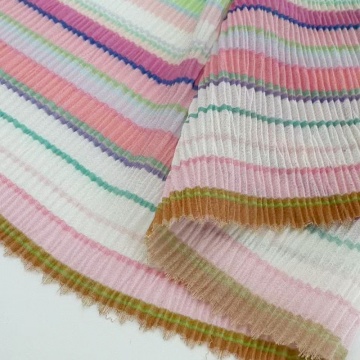 Crinkle-Chiffonstoff mit Regenbogenstreifen
