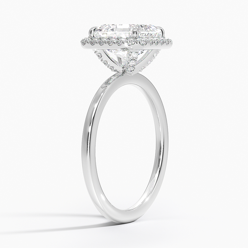 Angled Profile ng Asscher Diamond Halo Ring na nagpapakita ng Detalye ng Nakatagong Gallery