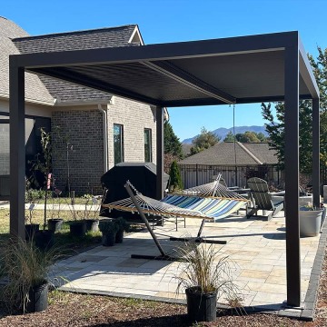 Nowoczesna bioklimatyczna willa ogrodowa: aluminiowa pergola z pilotem motoryzacją